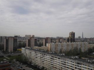 На аллее у метро