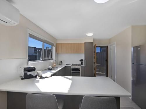 T Bar on Twynam – Modern 2BR Apartment l WiFi l Netflix l BBQ l Smart TV l Air-Con