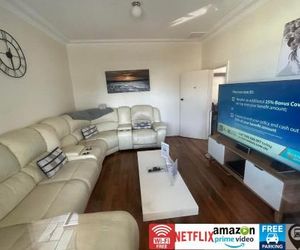 Wollongong station holiday house/Wi-Fi/4K Curve TV/ Netflix/Parking/Beach Wollongong Australia