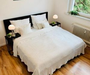 Direkte Uninähe: Ferienwohnung mit großem Doppelbett, Küchenzeile und neu renoviertem Badezimmer Homburg Germany