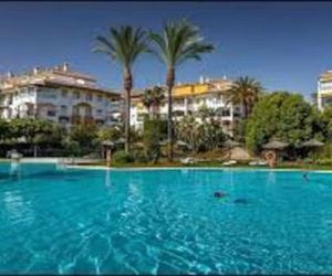 PUERTO BANUS APARTAMENTO 2 HABITACIONES, 5 PAX, BAJO CON JARDIN URBANIZACION DAMA DE NOCHE Nueva Andalucia Spain