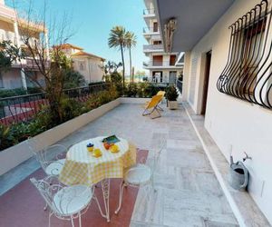 Apartment Joli 2pavec terrasse et garage proche mer Menton France