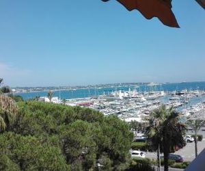 Grand studio climatisé en bord de mer avec parking sécurisé Golfe Juan France