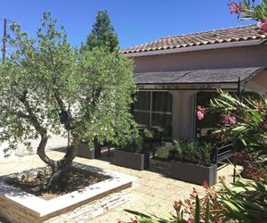 Gîte avec Piscine Lou Minèstraü Entraigues-sur-la-Sorgue France