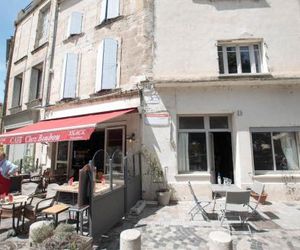 La Place - Maison sur une place typique Arles France