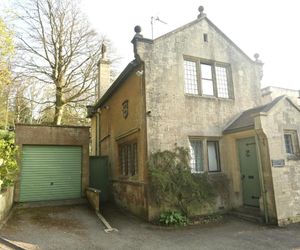 Entire Victorian Lodge in a privately gated estate with secure parking for two cars and a newly refurbished kitchen. Bath United Kingdom