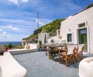 Agrilia secluded cave house Oia Greece