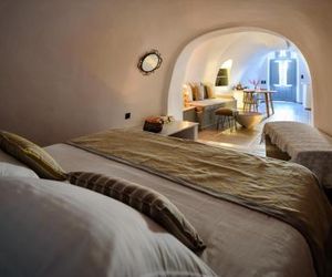 Cave house mARTrona Oia Greece