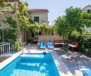 Family friendly apartments with a swimming pool Sutivan (Brac) - 16593 Sutivan Croatia