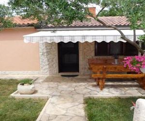Excellent small stone house for rent /4 persons Privlaka Croatia