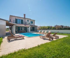 Villa Pomer with a private Swimming pool near the Sea Pomer Croatia