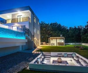 Villa Zora -luxurious villa with heated pool, sauna, 4 bedrooms, 10 persons max Omis Croatia