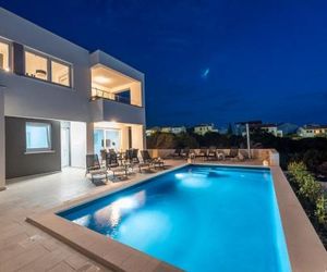 Villa Adria 2 luxury apartment with a pool Novaglia Croatia