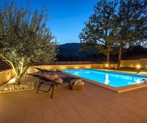 VILLA SKURA private heated pool 32m2, summer kitchen, 4 bedrooms, garden Duce Croatia