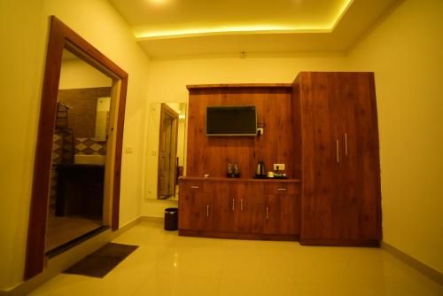 CASTLE CONTINENTAL PREMIUM HOTEL