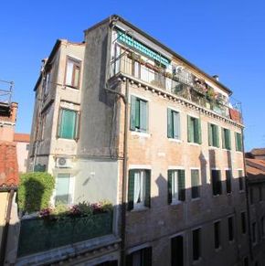NearBy Hotel