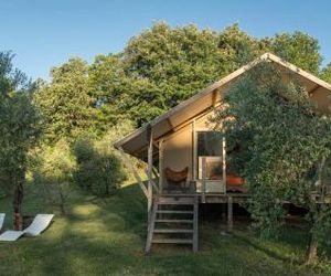 Glamping in Toscana, luxury tents in agriturismo biologico Sorano Italy