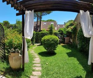 Villetta con giardino immersa nel verde a 150mt dal mare Pula Italy