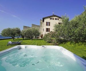 Villa Victoria: luxury waterfront villa with splendid views Gargnano Italy