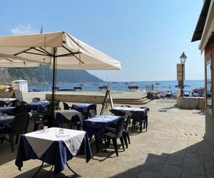 IL MARE DIETRO LANGOLO Camogli Italy