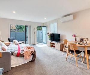 Beautifully Styled 2BR w/ 2 Carparks + Aircon Auckland New Zealand