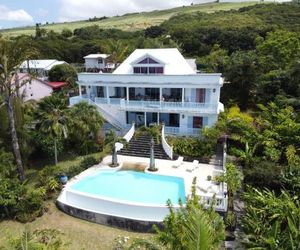 Villa spacieuse avec piscine débordement et vue exceptionnelle Basse Vallee Reunion