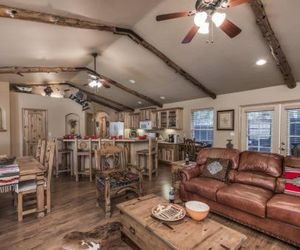 Cowboy Cabin, 2 Bedrooms, Sleeps 6, Hot Tub, Grill, Wood Stove Ruidoso United States