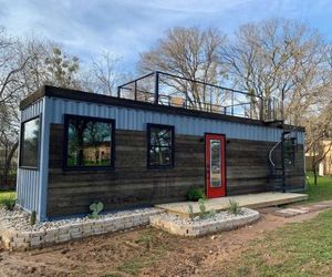 Beautiful New Container Home 12 min. to Magnolia Lacy Lakeview United States