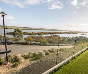 ‘Serenity’ and sweeping Murray River views Murray Bridge Australia