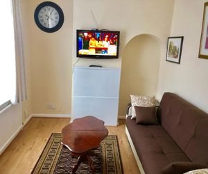 3 Bedroom Holiday Apartment (Entire House) Bromley United Kingdom