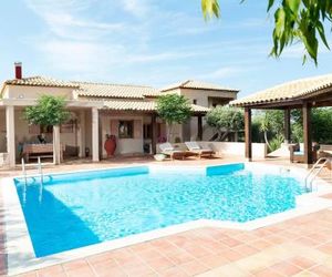 White sand Villa. Spacious villa with prive pool. Agia Pelagia Greece
