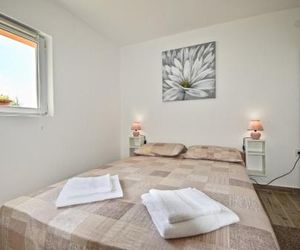 New apartment with lovely terrace and swing Lavarigo Croatia