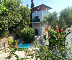 Milovillage. Ferienhäuser&Turmhaus zwischen Fluß, Meer und Gebirge Trizonia Greece