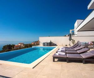 NEW! Villa Nano, 4 bedrooms, jacuzzi, heated pool, sea views, pebble beach 850m Jesenice Croatia