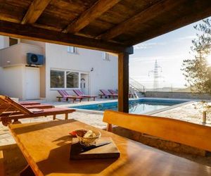 Villa Anabella peaceful holiday home with heated pool Klis Croatia