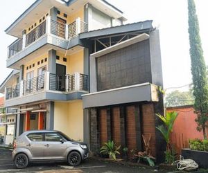 RedDoorz Plus @ Cibogo Puncak 3 Bogor Indonesia