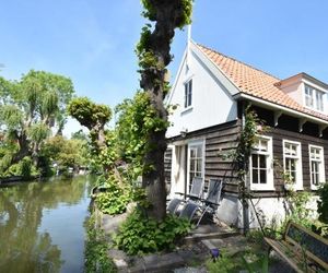 Charming house in the centre of Edam, in a quiet location by the water. Edam Netherlands