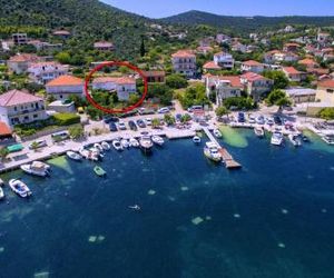 Apartments by the sea Vinisce (Trogir) - 17590 Vinisce Croatia