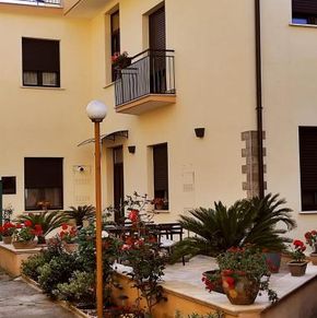 NearBy Hotel