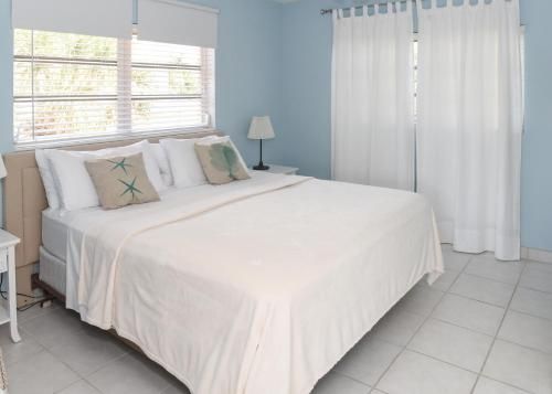 Aloha Condominium – On the Intracoastal – Walk to the Beach