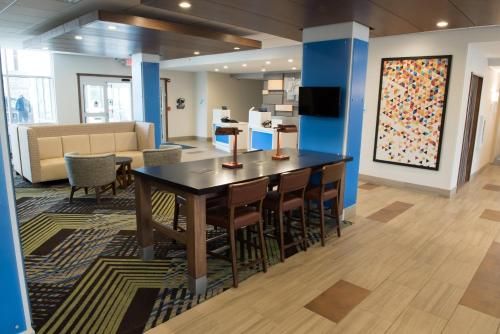 Photo of Holiday Inn Express And Suites Orland Park - Mokena