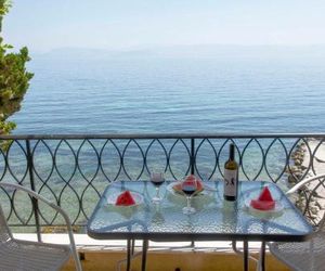T8 APARTMENT ON THE BEACH Benitses Greece
