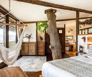 Tree-house Hotel Morinosubako Nago Japan