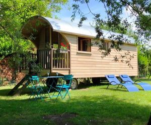 Millygite Chalet-on-wheels by the river Milly France