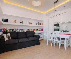 Modern Apartment Across the Ponds Warsaw Poland
