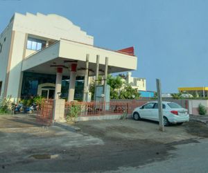 OYO 30636 Hotel Navaratna International Sholapur India