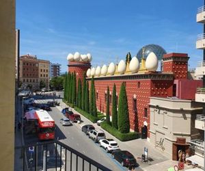 Apartamentos enfrente del Museo Dalí Figueres Spain