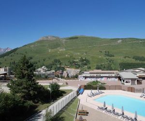Ecrins 6 n°1 : vue sur piscine et télésiège. Ski in/out Les Deux-Alpes France