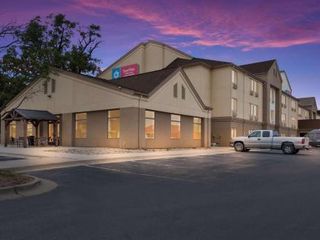 Фото отеля SureStay Plus Hotel by Best Western Coralville Iowa City