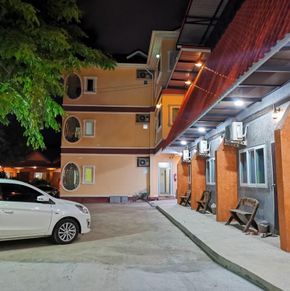 NearBy Hotel
